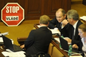 Poslanecká sněmovna při hlasování o nedůvěře vládě.