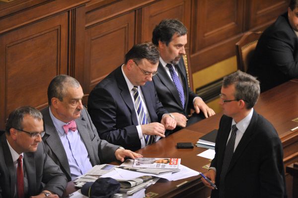 Zleva Miroslav Kalousek, Karel Schwarzenberg, Petr Nečas, Radek John a Marek Benda. Zleva Miroslav Kalousek, Karel Schwarzenberg, Petr Nečas, Radek John a Marek Benda.
