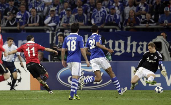 Ryan Giggs (číslo 11) zakončuje a dává první gól zápasu. Ryan Giggs (číslo 11) zakončuje a dává první gól zápasu.