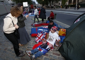 Někteří Britové jsou ochotni si na svatbu na ulici počkat i čtyři dny.