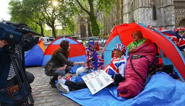 Fanoušci královské rodiny "ubytovaní" u Westminsterského opatství jsou vděčným cílem novinářů.