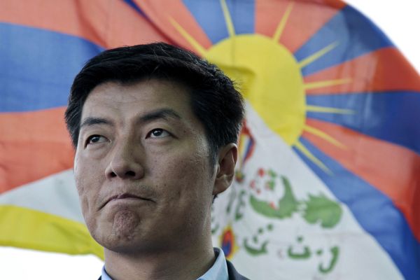 Lobsang Sangay se hodlá z USA přestěhovat do Indie, kde sídlí exilová vláda Tibetu. Lobsang Sangay se hodlá z USA přestěhovat do Indie, kde sídlí exilová vláda Tibetu.