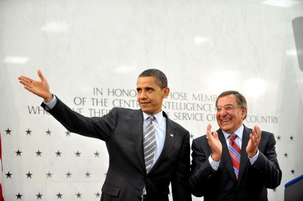 Příštím americkým ministrem obrany se stane dosavadní šéf zpravodajské služby CIA Leon Panetta (vpravo). Příštím americkým ministrem obrany se stane dosavadní šéf zpravodajské služby CIA Leon Panetta (vpravo).