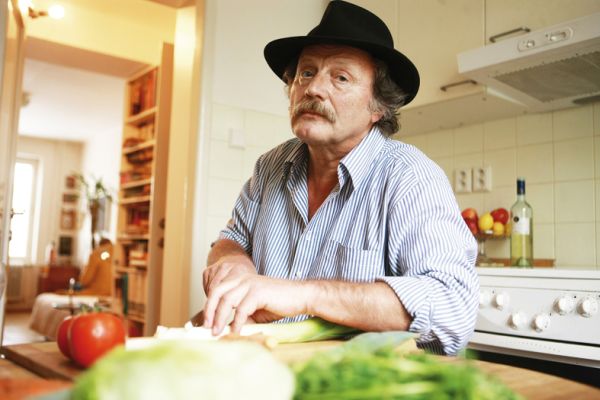 Historik umění Karel Holub připravil halibuta.
