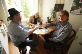 Karel Holub (vlevo) je autorem publikace Z kroniky umění a gastronomie.