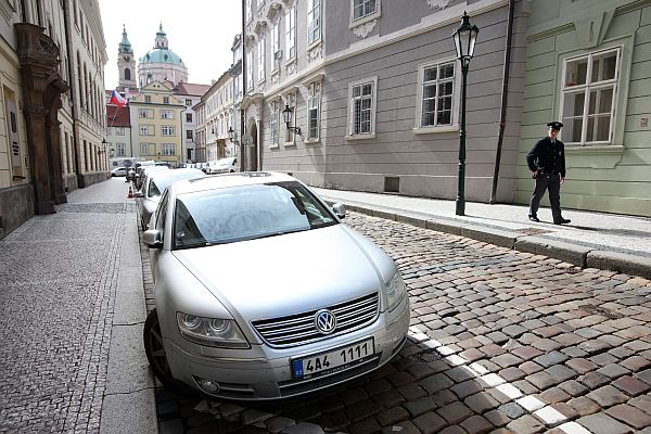 Snadno zapamatovatelné značky lze vidět i před Poslaneckou sněmovnou.