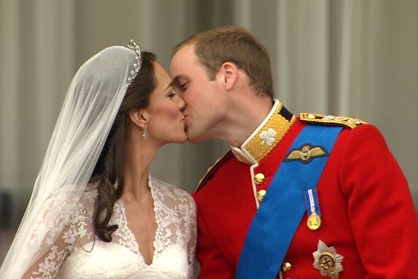 První veřejný polibek prince Williama a Kate. První veřejný polibek prince Williama a Kate.