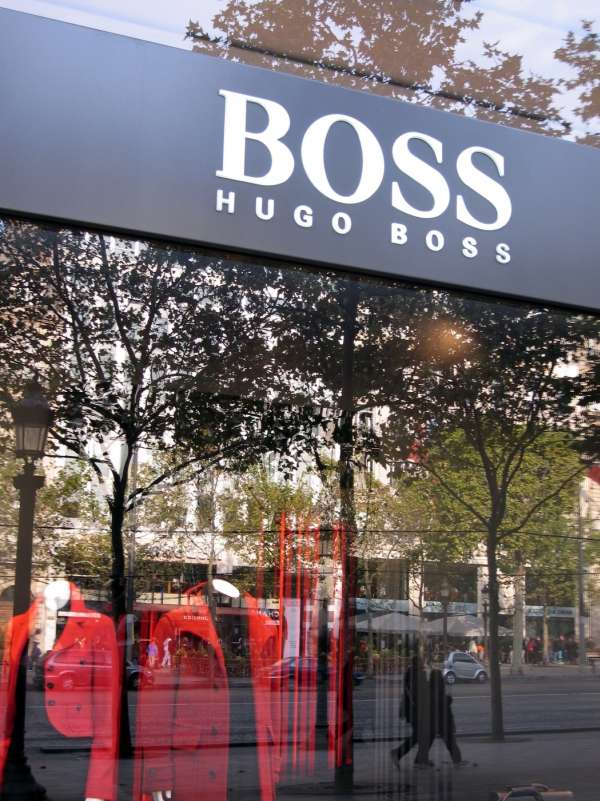 Značka Hugo Boss prodává rovněž v tuzemsku.