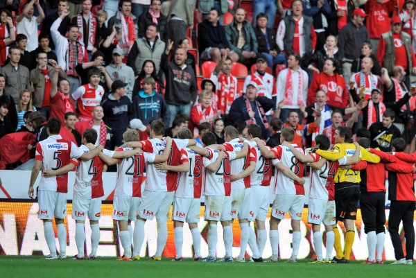 Fotbalisté Slavie drží při sobě. Fotbalisté Slavie drží při sobě.