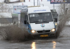 Agentura připomene Den vítězství na dvacítce "maršrutek" značky Mercedes - ovšem "politicky neutrálně".