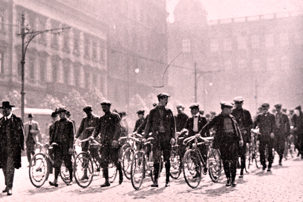 Na čele průvodu sociálních demokratů kráčelo 1. května 1911 na 300 cyklistů s rudě ozdobenými jízdními koly. Snímek z Václavského náměstí (v pozadí Národní muzeum) otiskl časopis Český svět.