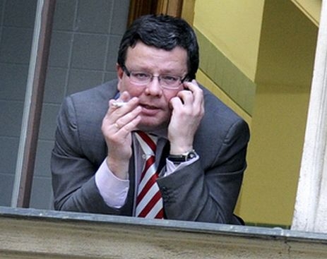 Ministr obrany Alexandr Vondra je v nemocnici. Kauza ProMoPro se ve sněmovně odkládá.