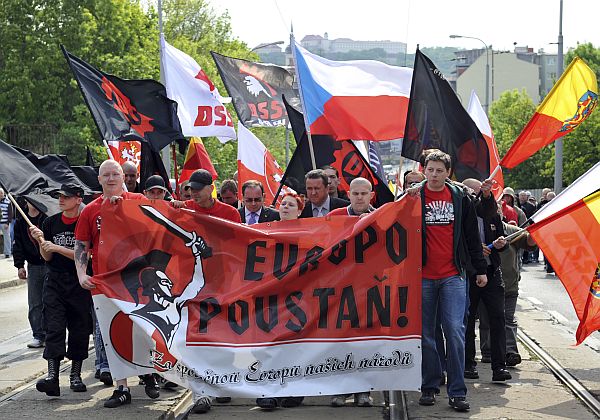 Stovky radikálů se zúčastnily 1. května v Brně prvomájového shromáždění a pochodu Dělnické mládeže napojené na krajně pravicovou Dělnickou stranou sociální spravedlnosti.