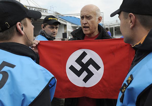 Více než tisíc lidí přišlo 1. května na pražské Výstaviště na prvomájové shromáždění KSČM. Oslavu narušil svým protestem proti KSČM aktivista Jan Šinágl. Při projevu Vojtěcha Filipa vystoupil na pódium a ukázal vlajku, která měla z jedné strany srp a kladivo a z druhé hákový kříž