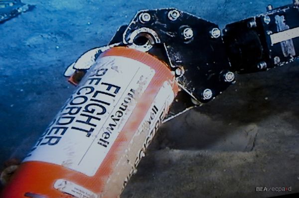 Pátrací týmy vyzvedly jednu ze dvou černých skříněk zříceného airbusu. Pátrací týmy vyzvedly jednu ze dvou černých skříněk zříceného airbusu.