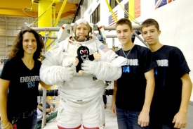 Andrew Feustel s manželkou Indirou a syny Arim a Adenem.