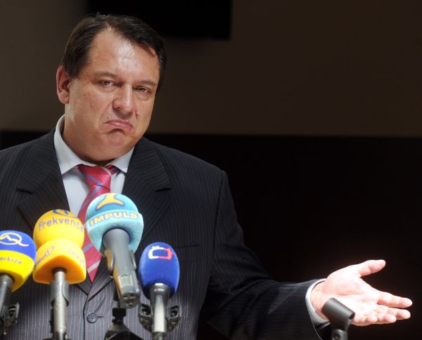 Jiří Paroubek nebyl na oslavách v Děčíně. Hrozil mu útok? Jiří Paroubek nebyl na oslavách v Děčíně. Hrozil mu útok?