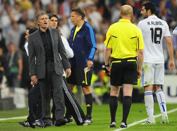 José Mourinho byl minulý zápas vykázán na tribunu.