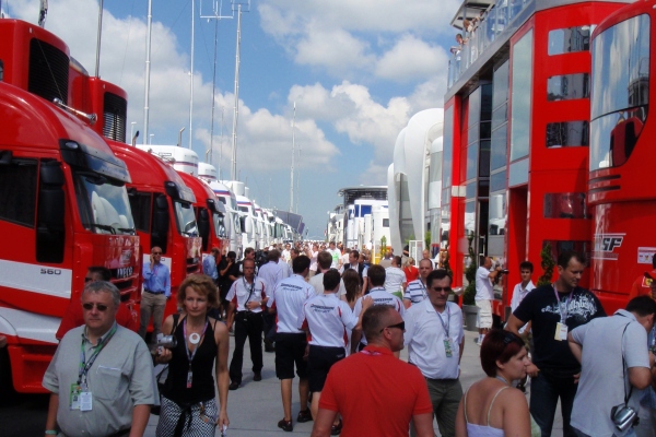 Někde tady mohou být drogy. Paddock formule 1.