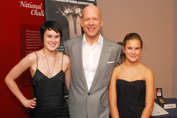 Tallulah Willis (vpravo) se svým otcem Brucem Willisem a sestrou Rumer.