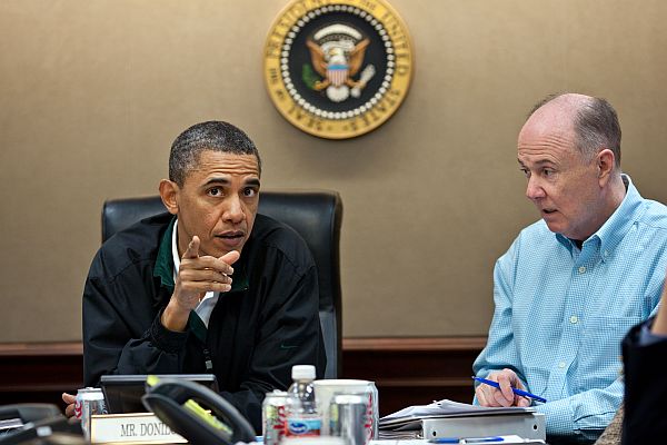 Barack Obama při poradě v Bílém domě.