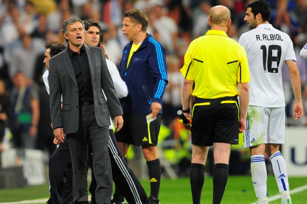 Naštvaný kouč Realu José Mourinho (vlevo) spílá rozhodčímu v prvním semifinále proti Barceloně. Naštvaný kouč Realu José Mourinho (vlevo) spílá rozhodčímu v prvním semifinále proti Barceloně.