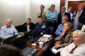 Obama nedělní operaci monitoroval z Bílého domu spolu se svým národně-bezpečnostním týmem. Hlavní protiteroristický poradce vlády John Brennan později uvedl, že shromážděné kolegium zažívalo "největší pocity úzkosti svých dosavadních životů, kdy se minuty vlekly jako celé dny."