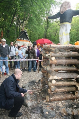 Bohuslav Sobotka podpaloval. Koho vám připomíná tato neznámá postava v plášti?