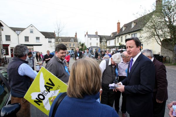Premiér David Cameron při setkání s voliči. Premiér David Cameron při setkání s voliči.