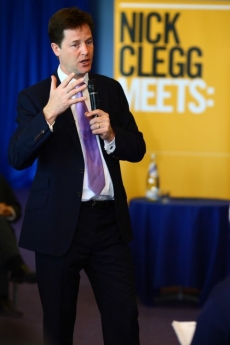 Nick Clegg a jeho liberální demokraté by novým volebním modelem získali.