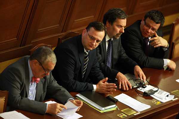 Zástupci Nečasovy vlády v Poslanecké sněmovně.