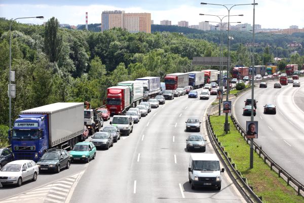 Kolony byly dřív na pražské Jižní spojce běžným jevem. Nyní je tam hustota dopravy stejná, ale díky zákazu vjezdu kamionům je provoz plynulejší.
