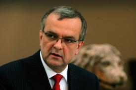 Rozhodnutí vlády tlumočil ministr financí Miroslav Kalousek.