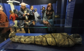 Egyptská mumie mladého muže z Třetí přechodné doby.