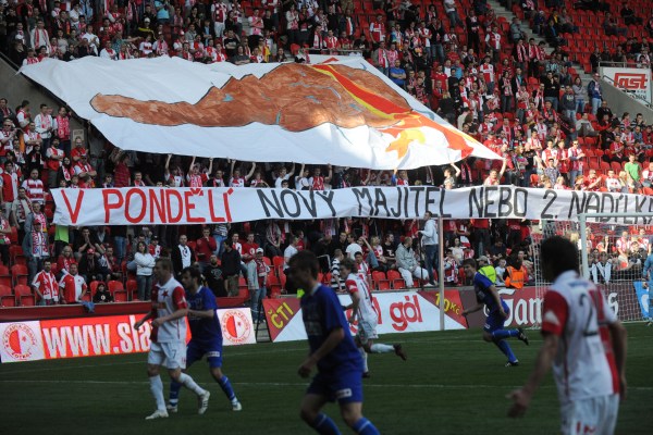Fanouškům Slavie dochází se současnou situací trpělivost.