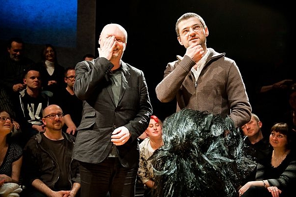 Britský dramatik Mark Ravenhill a David Pařízek, který přebírá jeho cenu. Britský dramatik Mark Ravenhill a David Pařízek, který přebírá jeho cenu.