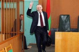 Uladzimir Njakljajev, který kandidoval proti Lukašenkovi, míří do soudní síně. 
