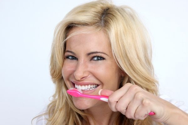 Dentální hygienistka dokáže zuby profesionálně vyčistit.