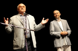 Nikita Michalkov a Marek Eben. Michalkov převzal na MFF Karlovy Vary cenu za přínos celosvětové kinematografii.