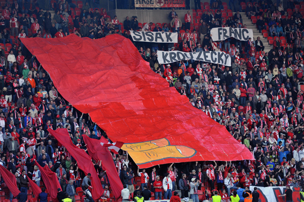 Červená karta fanoušků Slavie "pro všechny tajemný". Červená karta fanoušků Slavie "pro všechny tajemný".