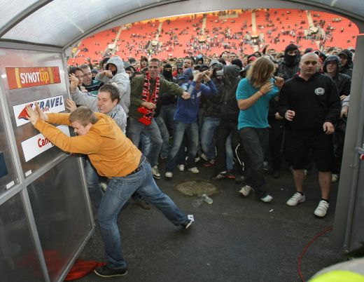 Poničení se dočkaly i útroby stadionu.