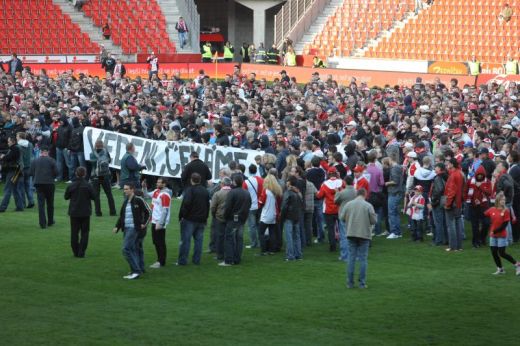 Fanoušci Slavie pronikli na hrací plochu.