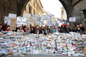 Protestní akce DPHráz v den výročí Pražského povstání na Karlově mostě.