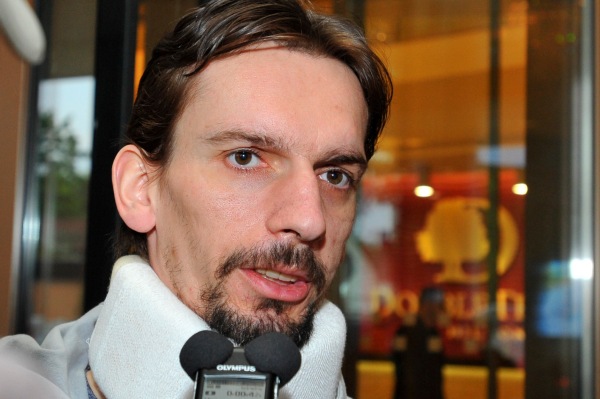Radek Martínek se zranil po faulu Lotyše Arturse Kuldy.