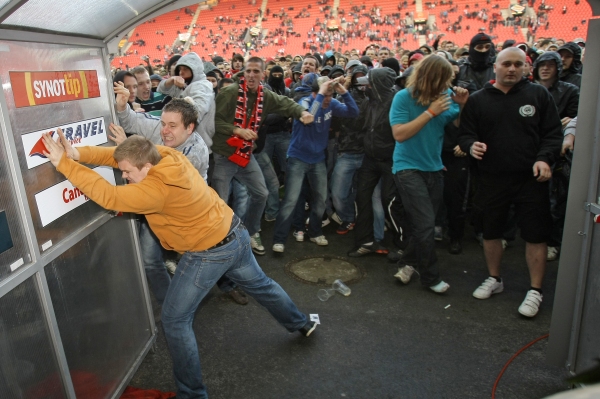 Fanoušci zdemolovali i vchod do útrob stadionu.