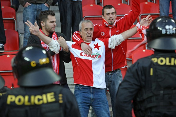 Fanoušci Slavie v Edenu protestovali proti současné situaci.