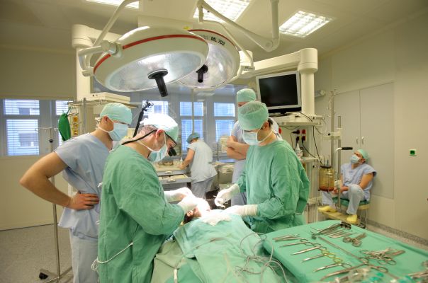 Operace, mrtvice nebo úraz hlavy můžou vést ke ztrátě "své" řeči.