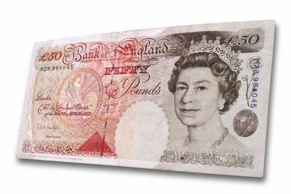Britská libra je vůči české koruně rekordně levná.