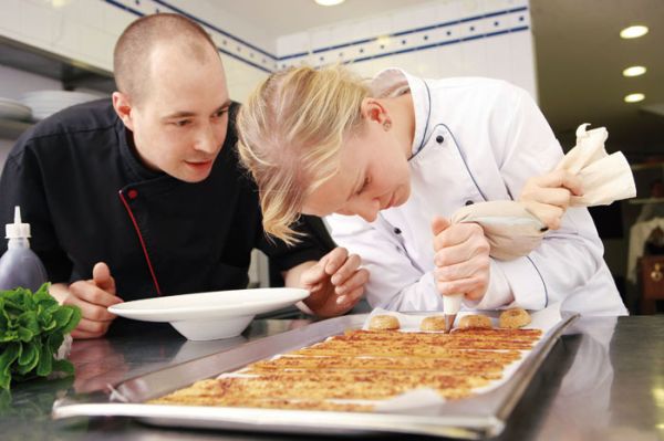 Iveta Fabešová při přípravě lahodného Crème brûlée noisette. Iveta Fabešová při přípravě lahodného Crème brûlée noisette.