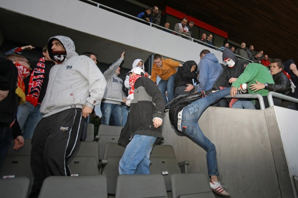 Čtvrteční násilnosti v Edenu rozdělily fanoušky Slavie. Čtvrteční násilnosti v Edenu rozdělily fanoušky Slavie.
